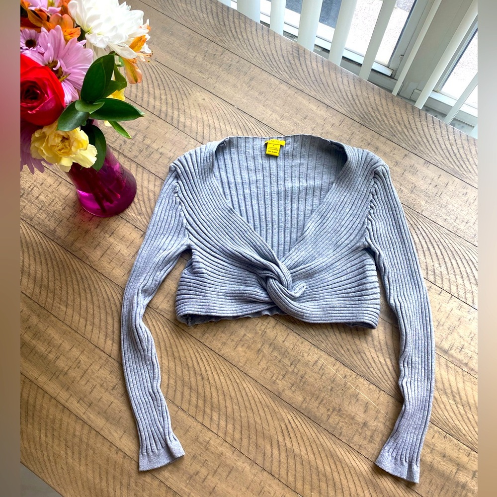 🔅 Woman’s V-Neck Cropped Sweater 🔅